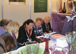 Serviettenfalten live am Stand von Tafelkleider auf der eat´n STYLE 2009 in Köln